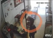 Terekam CCTV Pria di Jombang Ini Curi Handphone Milik Pelayan Kedai Mie