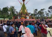 Seru Banget, Ribuan Warga Saling Dorong dan Berdesakan Berebut Gunungan Buah Alpukat dalam Tradisi Andum Alpukat di Wonosalam Jombang