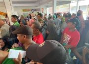 Ratusan Warga di Jombang Berdesakan Antri Bantuan Beras Gratis dari Pemerintah