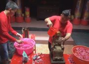 Puluhan Patung Dewa Dimandikan Oleh Umat Tridharma di Jombang Sebagai Ritual Rutin Yang Dilakukan Menjelang Hari Raya Imlek