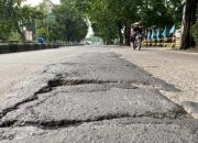 Aneh, Belum Lama Dibangun Beton Cor Pada Ruas Jalan Nasional Di Jombang Sudah Banyak Yang Pecah dan Membahayakan Pengendara