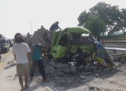 Ya Allah, Tabrakan Truk di Jombang, Dua Orang Tewas Terjepit Bodi Truk Yang Ringsek