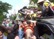 Ratusan Warga di Jombang Saling Dorong dan Berdesakan Berebut Gunungan Sayur Mayur Dalam Tradisi Sedekah Desa