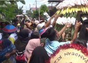 Serunya Tradisi Sedekah Desa Di Mojoagung Jombang, Ratusan Warga Saling Dorong dan Berdesakan Berebut 25 Gunungan Sayur Gratis