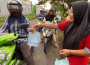 Puluhan Pemuda Lintas Agama di Jombang Bagikan Takjil Kepada Umat Islam Yang Berpuasa