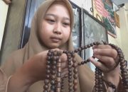 Wow, Produksi Tasbih Berbahan Kayu Gaharu, Omset Pemuda di Jombang Ini Capai 50 an Juta Rupiah Perbulan