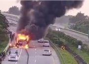 Bus Pahala Kencana Terbakar Di Tol Jombang