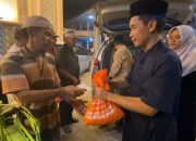 Seratus Tukang Becak Antri Zakat Di Masjid KH Ahmad Dahlan Jombang