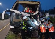 Sopir Ngantuk, Bus Tabrak Truk di Tol Jombang Tewaskan 1 Orang