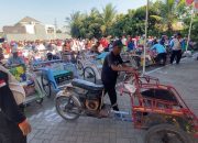 Ribuan Tukang Becak se Jombang Rela Antri Demi Mendapatkan Sedekah Di Rumah H Warsubi, Calon Bupati Jombang