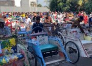 Hasil Mbecak Minim, Ribuan Tukang Becak Se Jombang Pilih Antri Pembagian Sedekah Keluarga H Warsubi, Calon Bupati Jombang