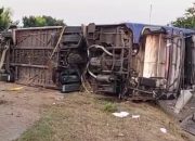 Sopir Ngantuk, Bus Pariwisata Terguling di Tol Jombang