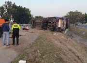 Sopir Ngantuk, Bus Harapan Jaya Tabrak Truk di Tol Jombang