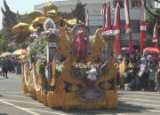 Mobil Hias Peserta Karnaval di Jombang Diserbu Warga Sebelum Sampai Di Finish