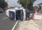 Kecelakaan di Jombang, Mobil Yang Ditumpangi 14 Pesilat Terguling