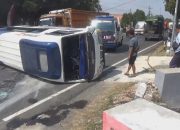 Mobil Yang Ditumpangi Anggota Perguruan Silat di Jombang Terguling