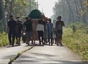 Pilu, Tak Mampu Sewa Ambulan, Jenazah Pria di Jombang Yang Meninggal Dunia Terpaksa Dibawa Pulang Jalan Kaki dengan Dipikul Warga