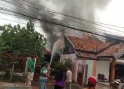 Kebakaran Landa Rumah Dua Lantai di Kaliwungu Jombang