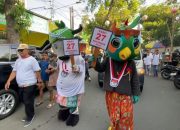 Ribuan Warga di Jombang Ikuti Kirab Maskot Pilkada Si Boki dan Si Jali