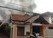 Sebuah Rumah Dua Lantai Di Kota Jombang Ludes Terbakar