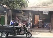 Kebakaran di Jombang Melanda Toko Dan Depo Air Isi Ulang, Satu Orang Luka