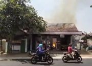 Kebakaran di Jombang, Toko dan Depo Air Isi Ulang Ludes