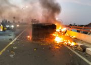 Kecelakaan Di Atas Jembatan Ploso Jombang, Satu Orang Meninggal Dunia Motor Roda Tiga Terbakar