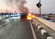 Terlibat Kecelakaan Di Jombang, Motor Roda Tiga Terbakar Di Atas Jembatan Ploso