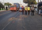 Dua Pemotor di Jombang Tewas Usai Tabrak Truk Parkir