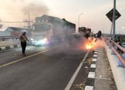 Kecelakaan Di Jombang: Tabrakan Tiga Kendaraan, Motor Roda Tiga Terbakar di Atas Jembatan Ploso