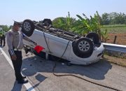 Begini Kronologi Mobil Yang Ditumpangi Sepuluh Orang Terbalik Di Tol Jombang