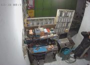 Terekam CCTV, Pria Bersarung Bobol Toko Aksesoris HP di Jombang