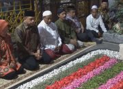 Tri Rismaharini Ziarah ke Makam Para Pendiri NU di Jombang