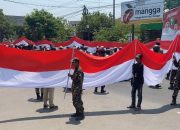 Peringati Hari Santri Nasional, Banser di Jombang Mengarak Bendera Raksasa Sepanjang 300 meter Berjalan Kaki Sejauh 14 Kilometer