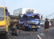 Truk Box Tabrak Dump Truk Di Mojoagung Jombang, Sopir Terjepit