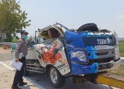 Pecah Ban, Pickup Pengangkut Cabe Ditabrak Minibus di Tol Jombang, 5 Orang Luka-luka