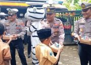 Polres Nganjuk Bagikan Makanan Sehat dan Bergizi Pada Siswa SD di Ngluyu