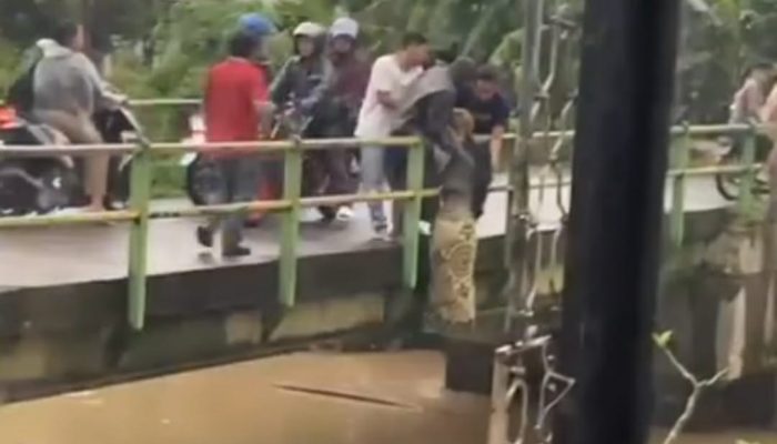 Heboh Seorang Wanita Pemandu Lagu Hendak Melompat ke Sungai Untuk Mengakhiri Hidupnya