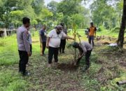 Polsek Loceret Bersama Perkawis Gelar Penanaman Pohon Pisang di Desa Ngepeh untuk Dukung Ketahanan Pangan di Nganjuk