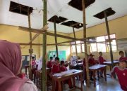 Miris, Siswa SD Negeri Di Jombang Ini Harus Belajar Di Dalam Kelas Yang Atapnya Sudah Nyaris Roboh