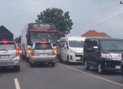 Viral, Nekat Ngeblong Saat Terjadi Kemacetan, Bus Bagong Dihadang Mobil Minibus di Jombang