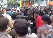 Demo Tolak Kenaikan PPN 12 Persen Di Jombang Ricuh, Mahasiswa Terlibat Saling Dorong Dengan Polisi Hingga Nyaris Adu Jotos