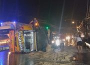 Truk Pengangkut 10 Ton Beras di Jombang Terguling di Jalan Nasional, Beras Muatannya Tumpah Berhamburan Di Jalan Raya