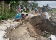 Dua Kali Diterjang Banjir, Jalan Antar Desa di Jombang Amblas