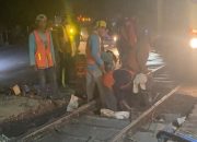 Perlintasan Rel KA Bandarkedungmulyo Jombang Diperbaiki, Arus Lalu Lintas Macet  Panjang