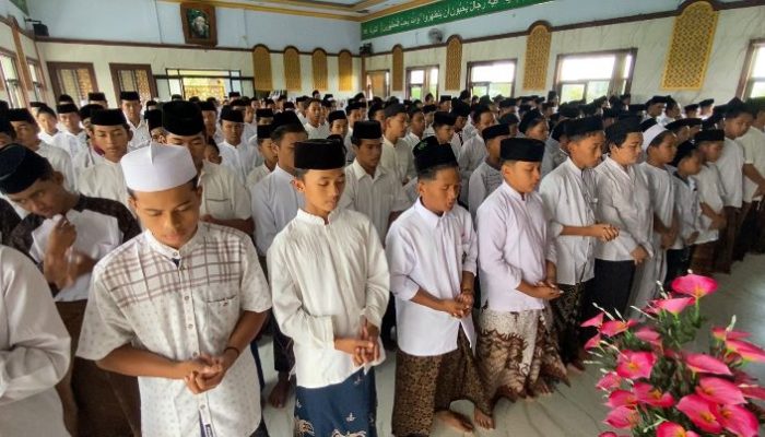 Ratusan Santri Ponpes Al Aqobah Jombang Gelar Doa Bersama Untuk Tim SAR dan Para Korban Robohnya Bangunan Ponpes Al Khoziny