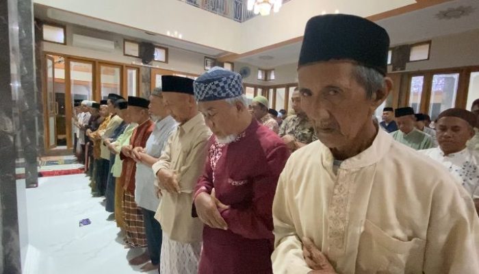 Ribuan Warga Muhammadiyah Jombang Gelar Shalat Tarawih Perdana, Panitia Sediakan Bakso Gratis