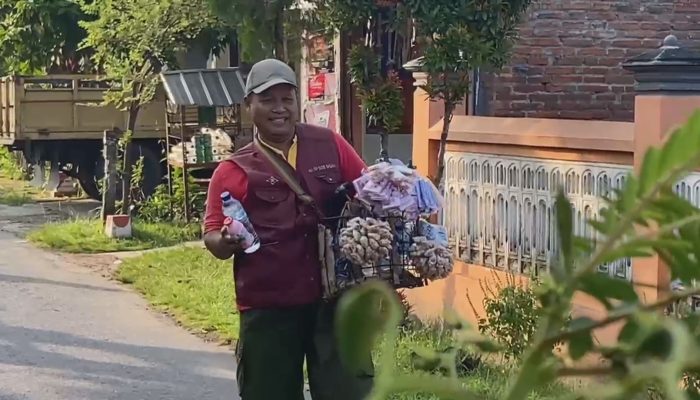 Keren, Pedagang Asongan di Jombang Bisa Berangkat Haji Setelah Menabung Puluhan Tahun