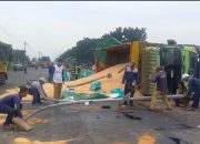 Sopir Ngantuk, Truk Gandeng Terguling di Jombang
