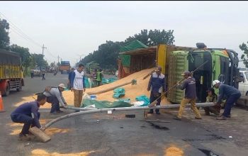 Sopir Ngantuk, Truk Gandeng Terguling di Jombang